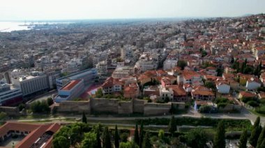 Güneşli bir günde Selanik 'in havadan görünüşü. Beyaz binalar ve insansız hava aracı atışı. Arka planda deniz olan üstgeçit çatıları. Tarihle dolu bir seyahat yeri. Şehirde yaz günü