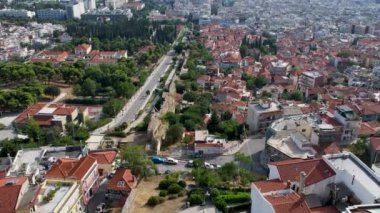 Güneşli bir günde Selanik 'in havadan görünüşü. Beyaz binalar ve insansız hava aracı atışı. Arka planda deniz olan üstgeçit çatıları. Tarihle dolu bir seyahat yeri. Şehirde yaz günü