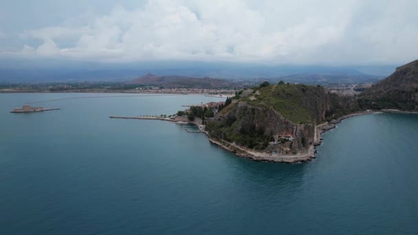 ギリシャの海の島で城の空中ビュー ナフプリオの町の近く 旧ギリシャの首都 ドローンは青い水 古代の砦を飛ぶ — ストック動画