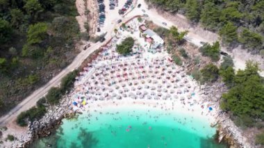 Ege Denizi 'ndeki Yunan adası Thassos' taki turkuaz sularıyla güzel Marble Sahili 'nin havadan görünüşü. Bir yaz günü beyaz kumlu berrak mavi suyun insansız hava aracı görüntüleri.