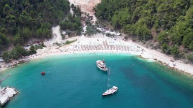 Ege Denizi 'ndeki Yunan adası Thassos' taki turkuaz sularıyla güzel Marble Sahili 'nin havadan görünüşü. Bir yaz günü beyaz kumlu berrak mavi suyun insansız hava aracı görüntüleri.