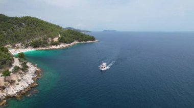Ege Denizi 'ndeki Yunan adası Thassos' taki turkuaz sularıyla güzel Marble Sahili 'nin havadan görünüşü. Bir yaz günü beyaz kumlu berrak mavi suyun insansız hava aracı görüntüleri.