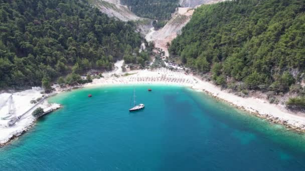 Αεροφωτογραφία Της Πανέμορφης Παραλίας Μάρμαρο Στο Ελληνικό Νησί Της Θάσου — Αρχείο Βίντεο