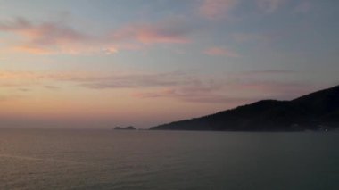 Ege Denizi 'ndeki Yunan adası Thassos' ta turkuaz sularla birlikte güzel Altın Sahilde güneşin doğuşunu gösteren hava manzarası. Bir yaz sabahında altın suyun insansız hava aracı görüntüleri. Altın saat