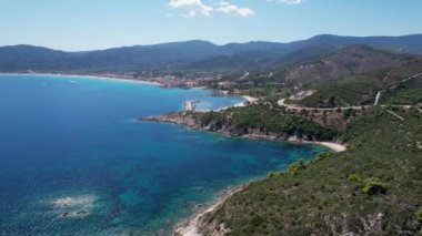 Yunanistan 'daki Halkidiki yarımadasının havadan görünüşü. Güneşli bir günde Atos dağının açık mavi sularıyla drone çekimi.