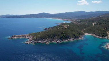 Yunanistan 'daki Halkidiki yarımadasının havadan görünüşü. Güneşli bir günde Atos dağının açık mavi sularıyla drone çekimi.