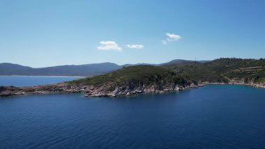 Yunanistan 'daki Halkidiki yarımadasının havadan görünüşü. Güneşli bir günde Atos dağının açık mavi sularıyla drone çekimi.