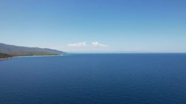 Yunanistan 'daki Halkidiki yarımadasının havadan görünüşü. Güneşli bir günde Atos dağının açık mavi sularıyla drone çekimi.