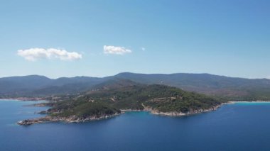 Yunanistan 'daki Halkidiki yarımadasının havadan görünüşü. Güneşli bir günde Atos dağının açık mavi sularıyla drone çekimi.