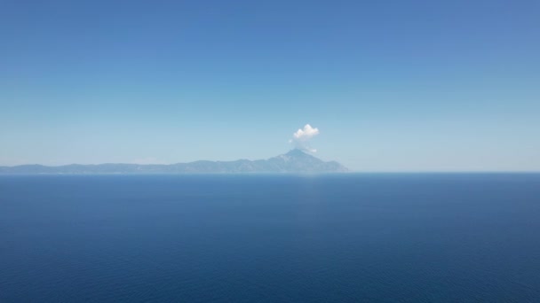 ギリシャのHalkidiki半島の空中ビュー 晴れた日に澄んだ青い水でアトス山のドローンショット — ストック動画