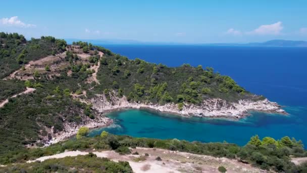 ギリシャのHalkidiki半島の空中ビュー 晴れた日に澄んだ青い水でアトス山のドローンショット — ストック動画