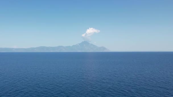 ギリシャのHalkidiki半島の空中ビュー 晴れた日に澄んだ青い水でアトス山のドローンショット — ストック動画