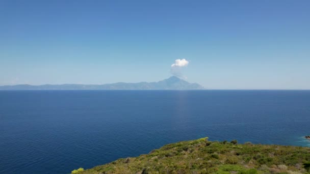 希腊Halkidiki半岛的空中景观 阳光明媚的时候 用清澈的蓝水拍下了阿托斯山的无人机 — 图库视频影像