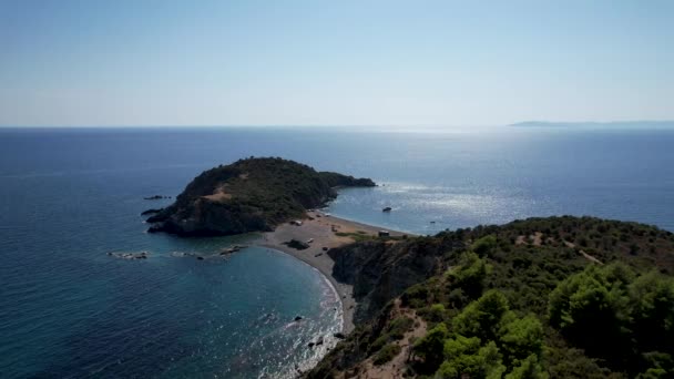 ギリシャ ヨーロッパの緑の木とシトニア半島の青い海の水の空中ビュー 岬のドローン撮影 — ストック動画