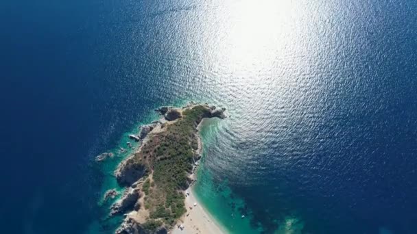 Flygfoto Över Det Blå Havsvattnet Sithonia Halvön Med Gröna Träd — Stockvideo