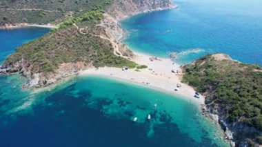 Avrupa 'nın Grece kentinde yeşil ağaçlı Sithonia yarımadasındaki mavi deniz suyunun havadan görünüşü. Pelerinin drone görüntüsü