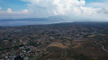 Yazın Corinth, Corinthia, Moreloponnese, Yunanistan 'a doğru antik Akrokorinth sahasının havadan görünüşü. Antik kalede güneşli bir gün