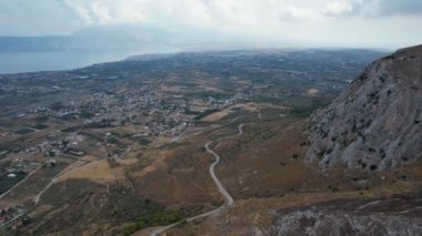 Yazın Corinth, Corinthia, Moreloponnese, Yunanistan 'a doğru antik Akrokorinth sahasının havadan görünüşü. Antik kalede güneşli bir gün