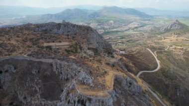Yazın Corinth, Corinthia, Moreloponnese, Yunanistan 'a doğru antik Akrokorinth sahasının havadan görünüşü. Antik kalede güneşli bir gün