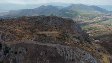 Yazın Corinth, Corinthia, Moreloponnese, Yunanistan 'a doğru antik Akrokorinth sahasının havadan görünüşü. Antik kalede güneşli bir gün