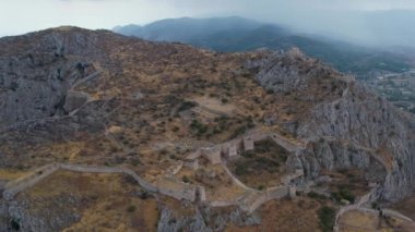 Yazın Corinth, Corinthia, Moreloponnese, Yunanistan 'a doğru antik Akrokorinth sahasının havadan görünüşü. Antik kalede güneşli bir gün