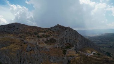 Yazın Corinth, Corinthia, Moreloponnese, Yunanistan 'a doğru antik Akrokorinth sahasının havadan görünüşü. Antik kalede güneşli bir gün
