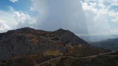 Yazın Corinth, Corinthia, Moreloponnese, Yunanistan 'a doğru antik Akrokorinth sahasının havadan görünüşü. Antik kalede güneşli bir gün