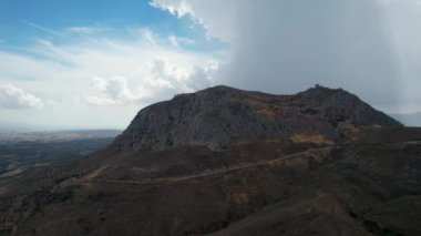 Yazın Corinth, Corinthia, Moreloponnese, Yunanistan 'a doğru antik Akrokorinth sahasının havadan görünüşü. Antik kalede güneşli bir gün
