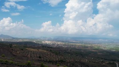 Yazın Corinth, Corinthia, Moreloponnese, Yunanistan 'a doğru antik Akrokorinth sahasının havadan görünüşü. Antik kalede güneşli bir gün