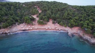 Dalgalarla dolu güzel bir denizin üzerindeki gün batımının havadan görünüşü. Tropik hiç kimse doğa deniz manzarası. Yunanistan 'daki Thassos Adası. Altın saat