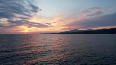 Dalgalarla dolu güzel bir denizin üzerindeki gün batımının havadan görünüşü. Tropik hiç kimse doğa deniz manzarası. Yunanistan 'daki Thassos Adası. Altın saat