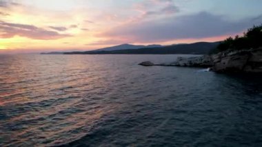 Dalgalarla dolu güzel bir denizin üzerindeki gün batımının havadan görünüşü. Tropik hiç kimse doğa deniz manzarası. Yunanistan 'daki Thassos Adası. Altın saat