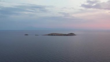 Dalgalarla dolu güzel bir denizin üzerindeki gün batımının havadan görünüşü. Tropik hiç kimse doğa deniz manzarası. Yunanistan 'daki Thassos Adası. Altın saat