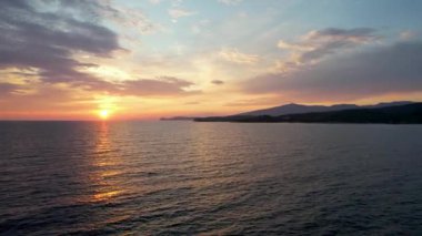 Dalgalarla dolu güzel bir denizin üzerindeki gün batımının havadan görünüşü. Tropik hiç kimse doğa deniz manzarası. Yunanistan 'daki Thassos Adası. Altın saat