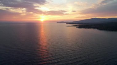 Dalgalarla dolu güzel bir denizin üzerindeki gün batımının havadan görünüşü. Tropik hiç kimse doğa deniz manzarası. Yunanistan 'daki Thassos Adası. Altın saat