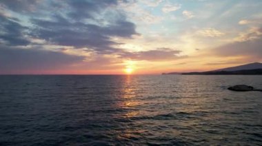 Dalgalarla dolu güzel bir denizin üzerindeki gün batımının havadan görünüşü. Tropik hiç kimse doğa deniz manzarası. Yunanistan 'daki Thassos Adası. Altın saat
