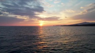 Dalgalarla dolu güzel bir denizin üzerindeki gün batımının havadan görünüşü. Tropik hiç kimse doğa deniz manzarası. Yunanistan 'daki Thassos Adası. Altın saat
