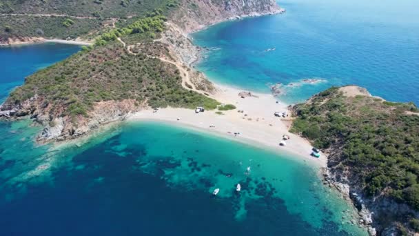 ギリシャ ヨーロッパの緑の木とシトニア半島の青い海の水の空中ビュー 岬のドローン撮影 — ストック動画