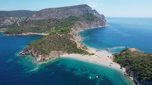 ギリシャ ヨーロッパの緑の木とシトニア半島の青い海の水の空中ビュー 岬のドローン撮影 — ストック動画