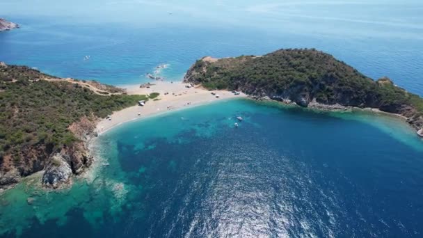 Flygfoto Över Det Blå Havsvattnet Sithonia Halvön Med Gröna Träd — Stockvideo