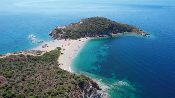 Flygfoto Över Det Blå Havsvattnet Sithonia Halvön Med Gröna Träd — Stockvideo