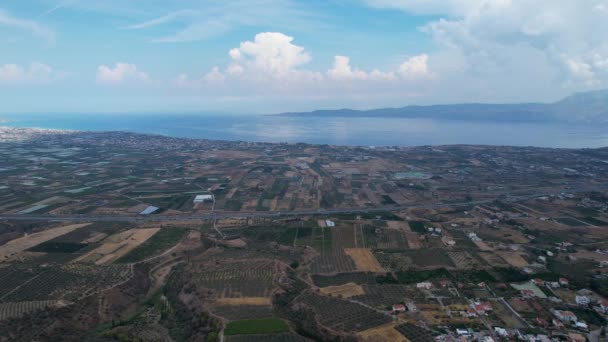 夏にコリント コリントス ペロポネソス ギリシャへのアクロポリスの印象的な古代のサイトの空中ビュー 古代の砦の上の晴れた日 — ストック動画