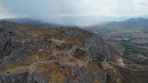 夏にコリント コリントス ペロポネソス ギリシャへのアクロポリスの印象的な古代のサイトの空中ビュー 古代の砦の上の晴れた日 — ストック動画