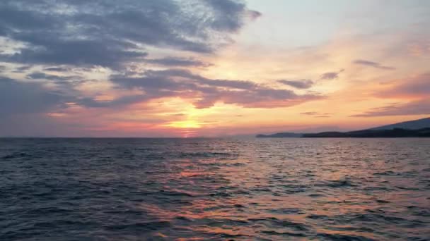 从空中俯瞰夕阳西下的美丽大海 波涛汹涌 热带地区没有人天生的海景 希腊的萨索斯岛 黄金时间 — 图库视频影像