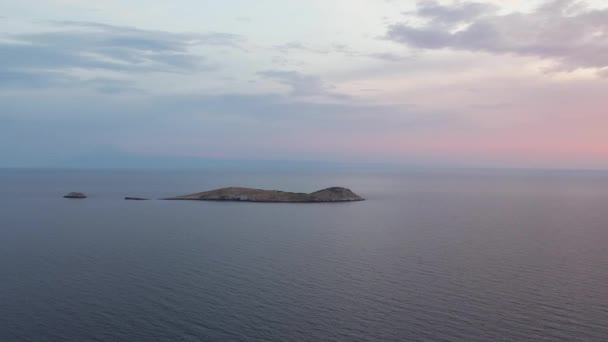 波が美しい海の上に夕日の空中ビュー 熱帯の誰も自然の風景です ギリシャのタソス島 黄金の時間 — ストック動画