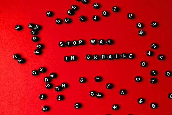 Остановить войну на Украине изолированный красный фон. Концепция прекращения продолжающихся конфликтов в мире. — стоковое фото