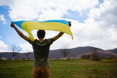 Bir adam Ukrayna bayrağını kafasında taşıyor. Savaşı durdurun..