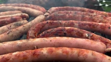 Izgarada ızgara sosis. Görüntü tam Hd