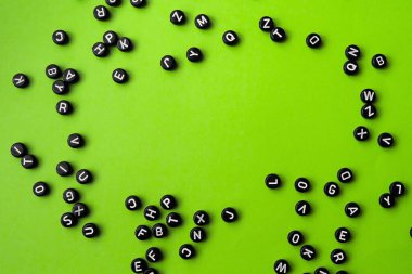  Uzayı metin için kopyala. İngiliz alfabesindeki siyah harflerden gelen metin için çerçeve. izole edilmiş yeşil arkaplan.