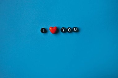 Ben de seni seviyorum. Uzayı metin için kopyala. Siyah harflerden gelen mesajlar için çerçeve. izole edilmiş mavi arkaplan.